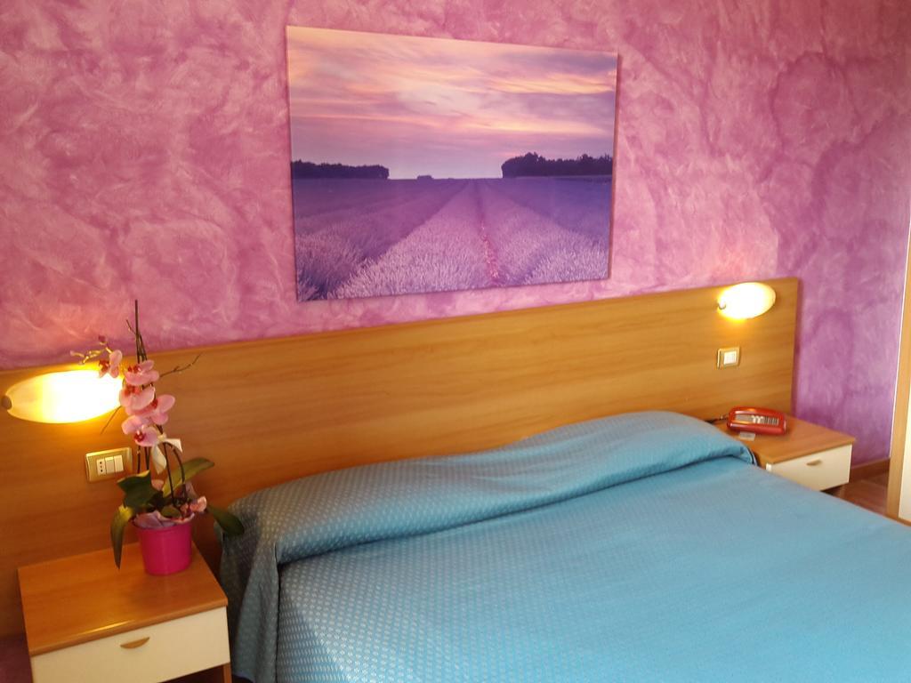 Hotel 2000 ฟาบริอาโน ภายนอก รูปภาพ