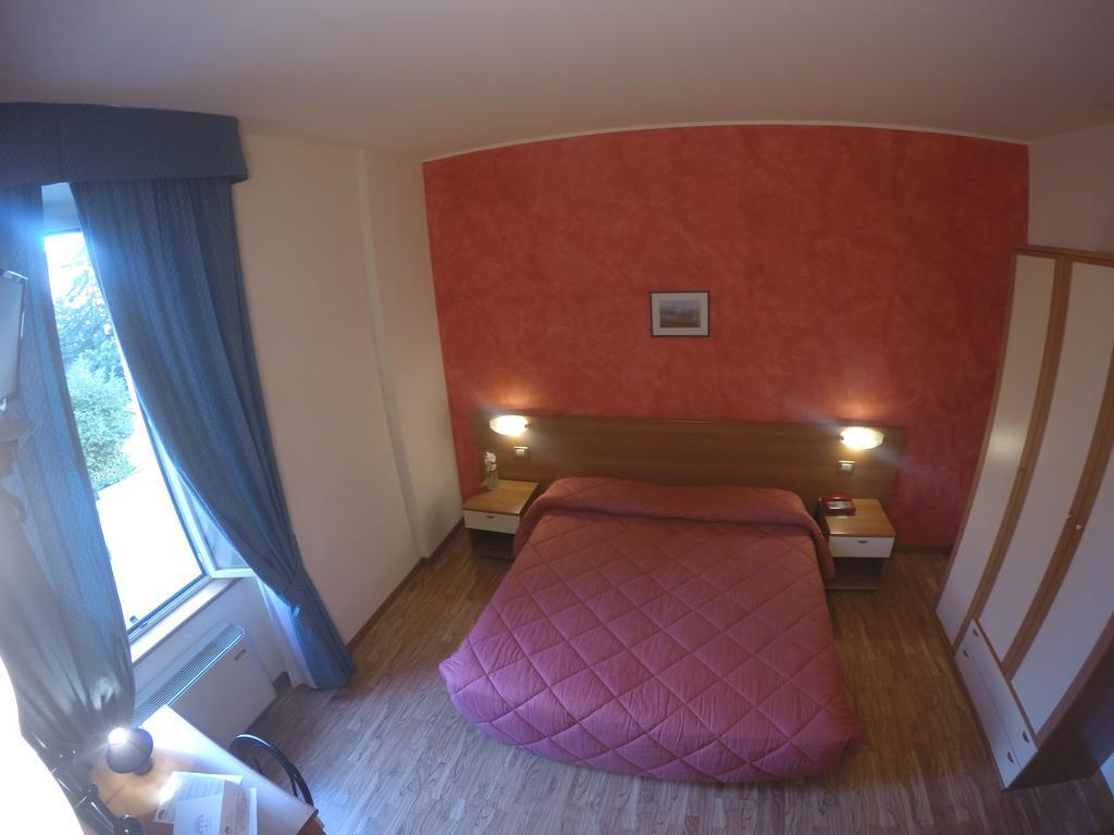 Hotel 2000 ฟาบริอาโน ภายนอก รูปภาพ